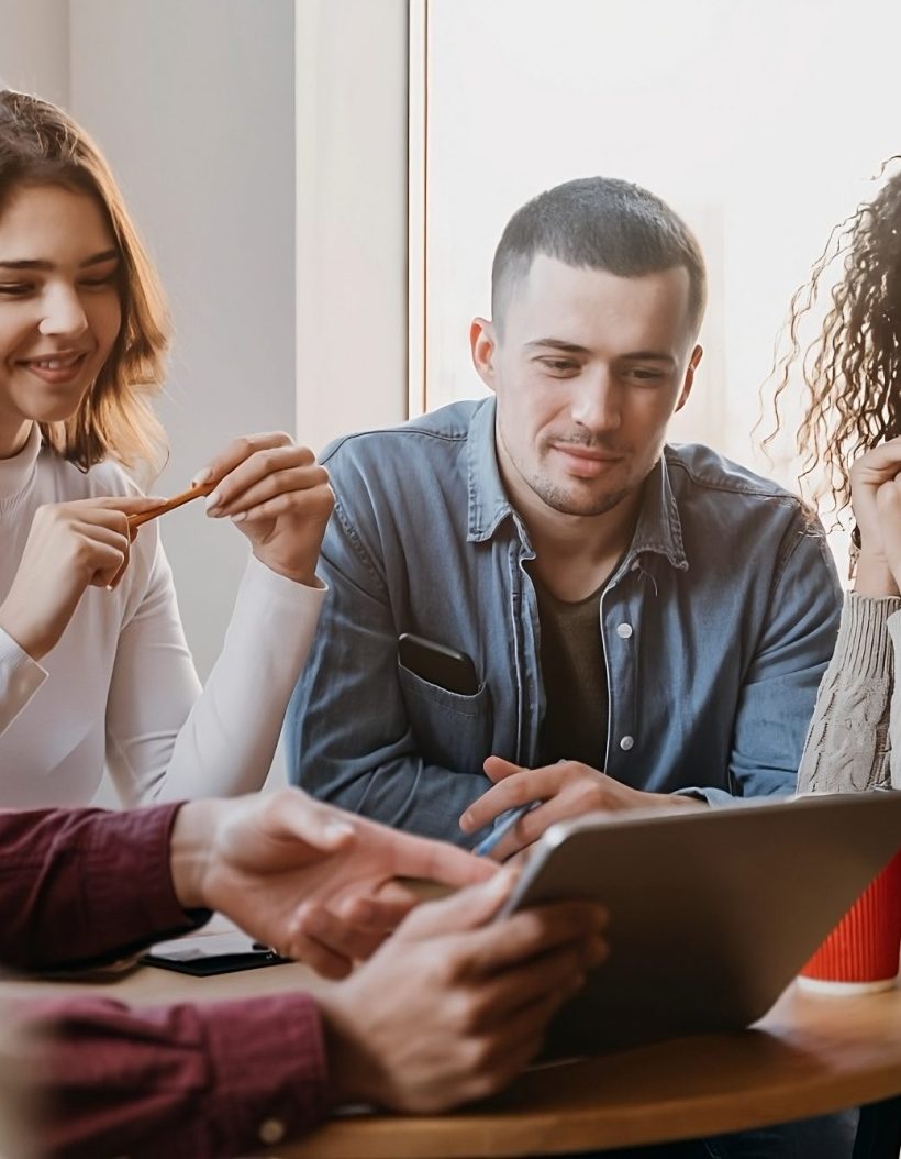 reuniao-de-trabalho-em-equipe-com-empresarios-transformed